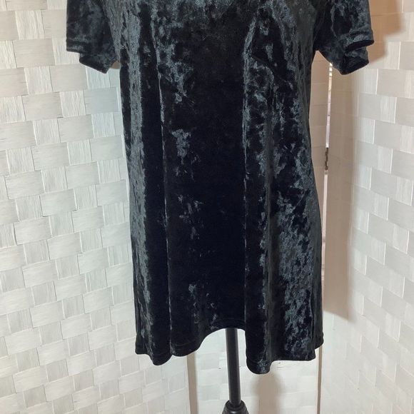 Spring & mercer velvet tee size medium - Picture 4 of 7